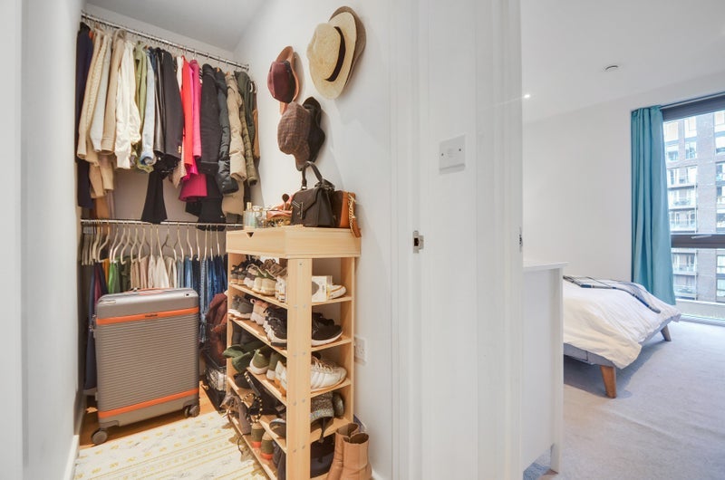 Flat Binfield Road in Greater London