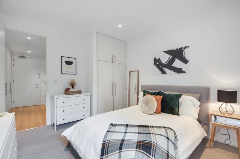 Flat Binfield Road in Greater London
