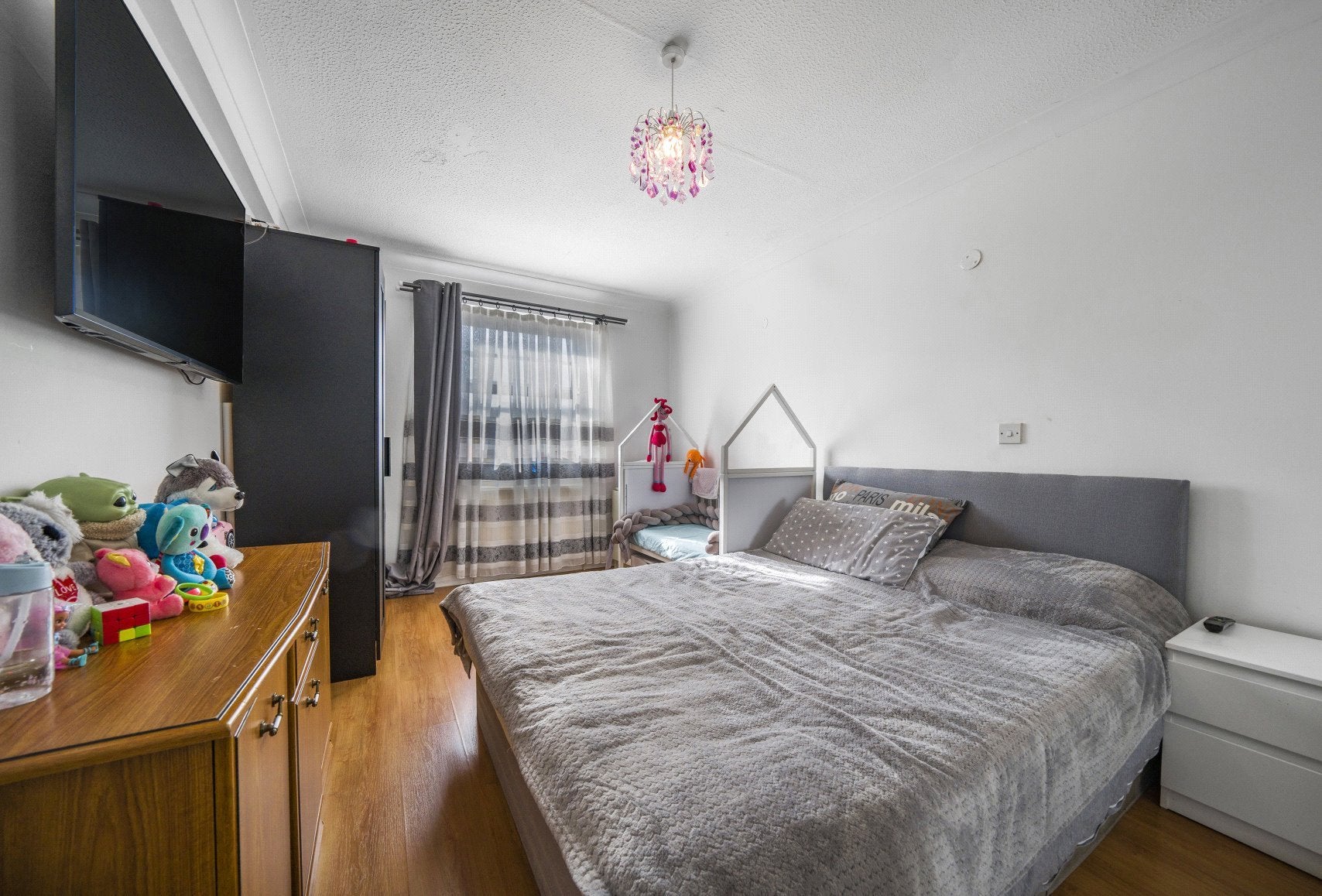 Flat Maytree Court in Greater London