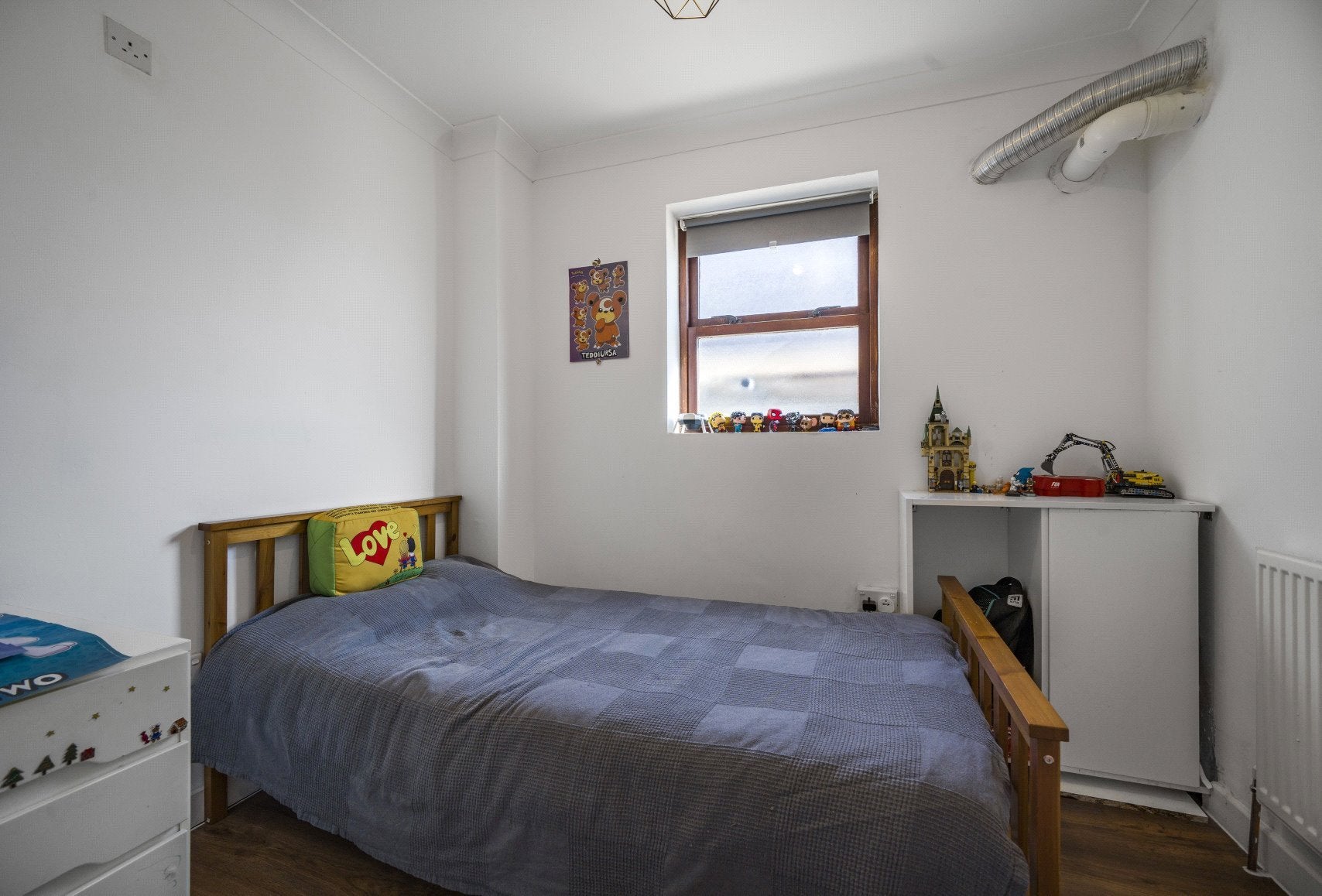 Flat Maytree Court in Greater London