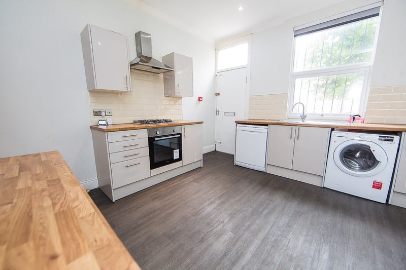 Room Hartley Avenue in Leeds
