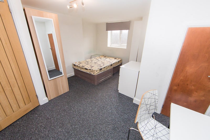 Room Hartley Avenue in Leeds