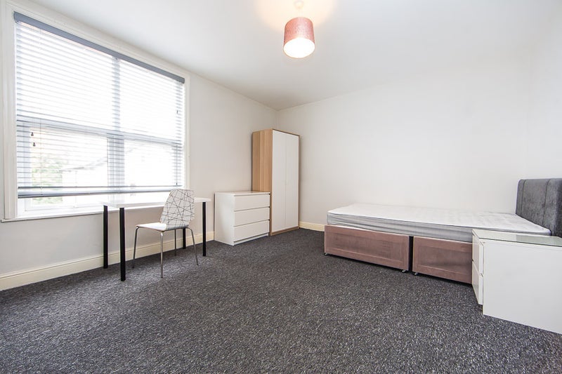 Room Hartley Avenue in Leeds