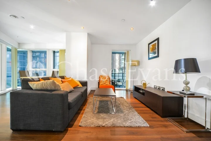 Flat Lincoln Plaza in Greater London