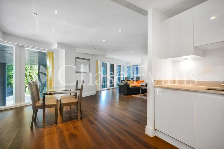 Flat Lincoln Plaza in Greater London