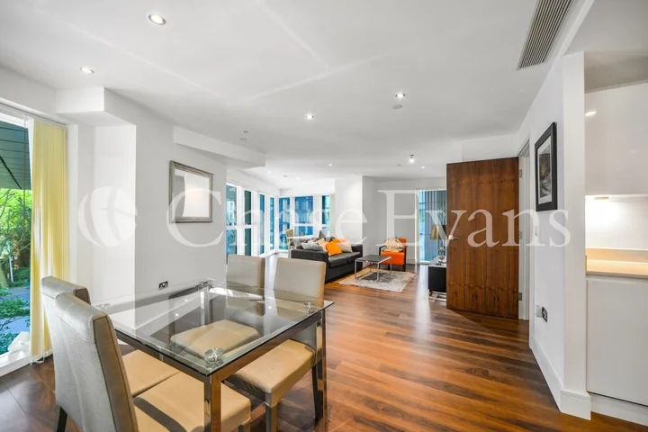 Flat Lincoln Plaza in Greater London