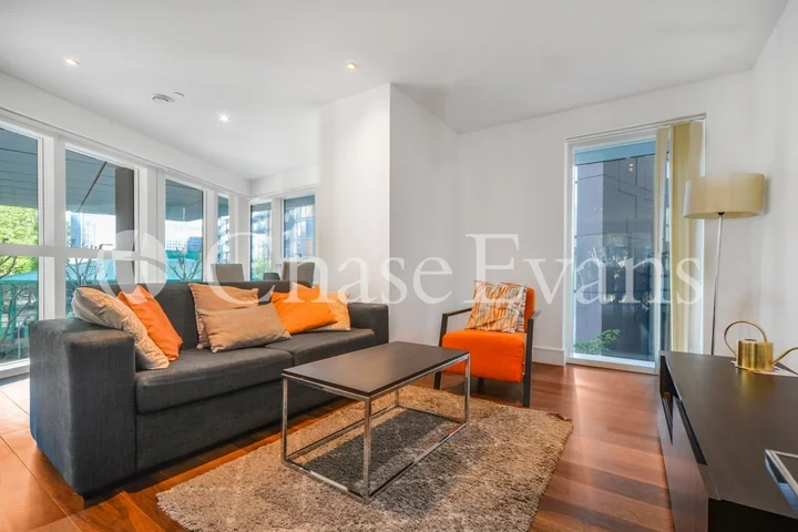 Flat Lincoln Plaza in Greater London