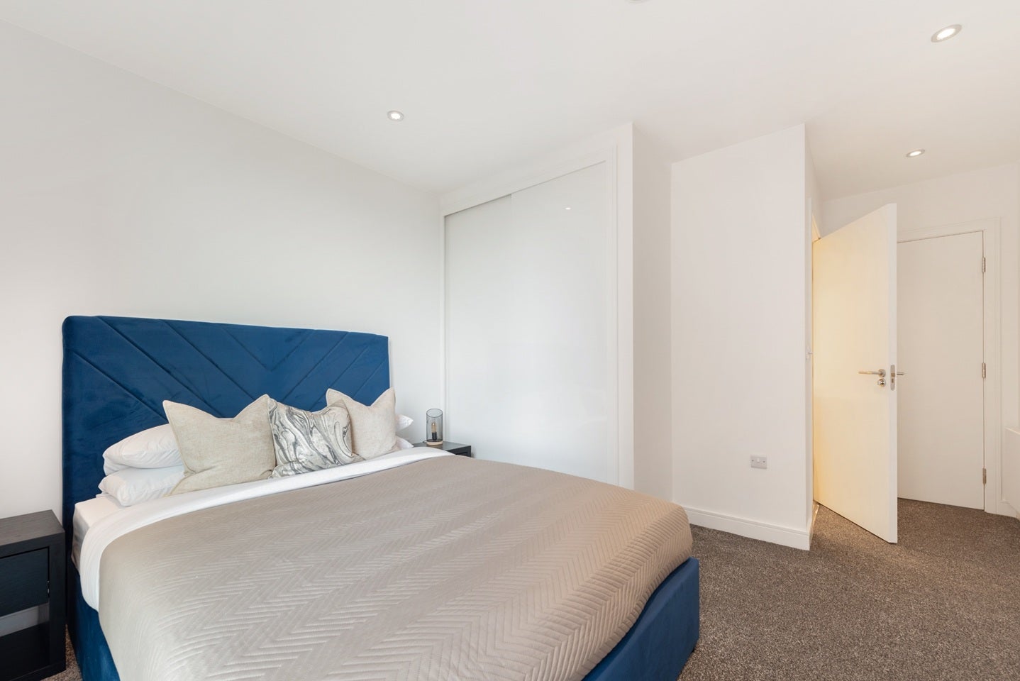 Flat Montrose Crescent in Greater London
