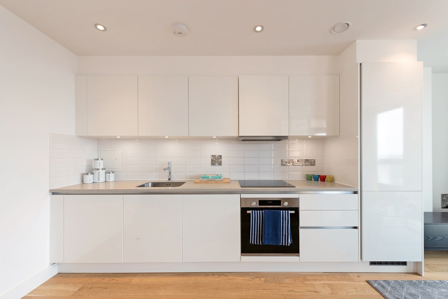 Flat Montrose Crescent in Greater London