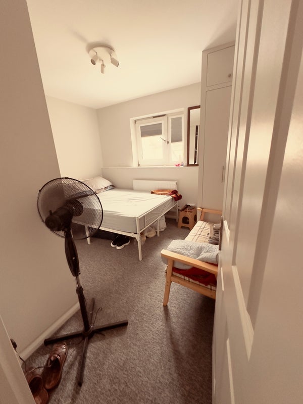 Room Rosebank Gardens in Greater London