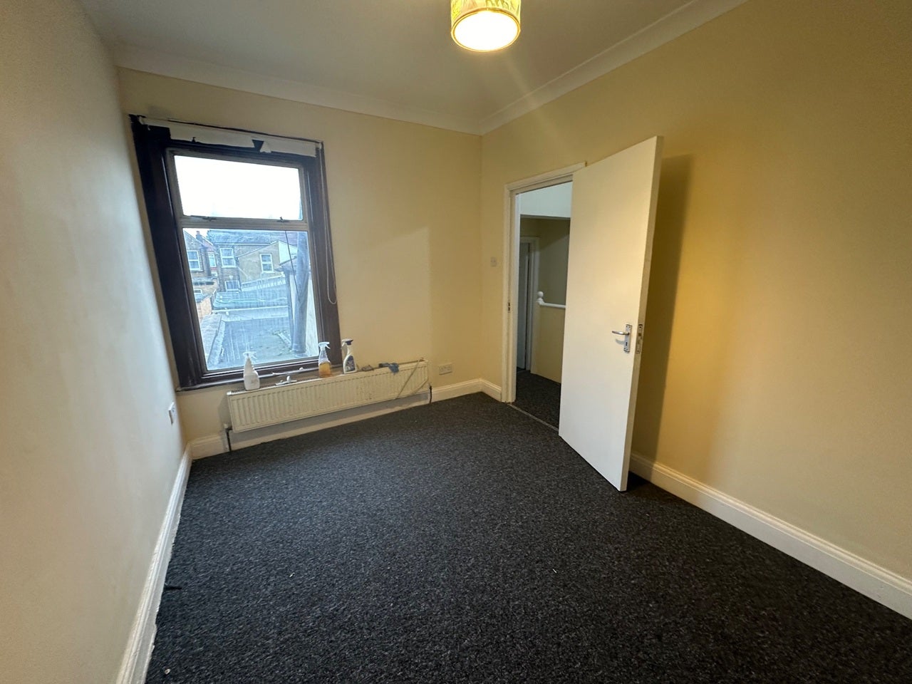Flat Beverley Road in Greater London