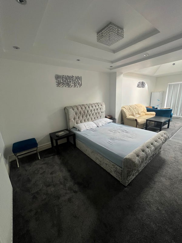 Room Hedge Way in Bradford