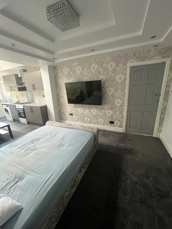 Room Hedge Way in Bradford