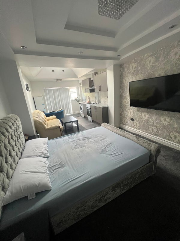 Room Hedge Way in Bradford