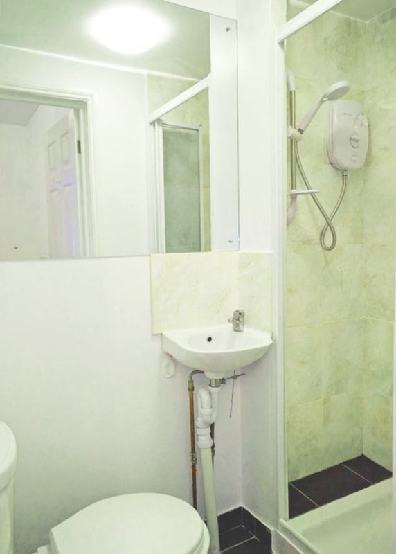 Room Barrow Road in Greater London