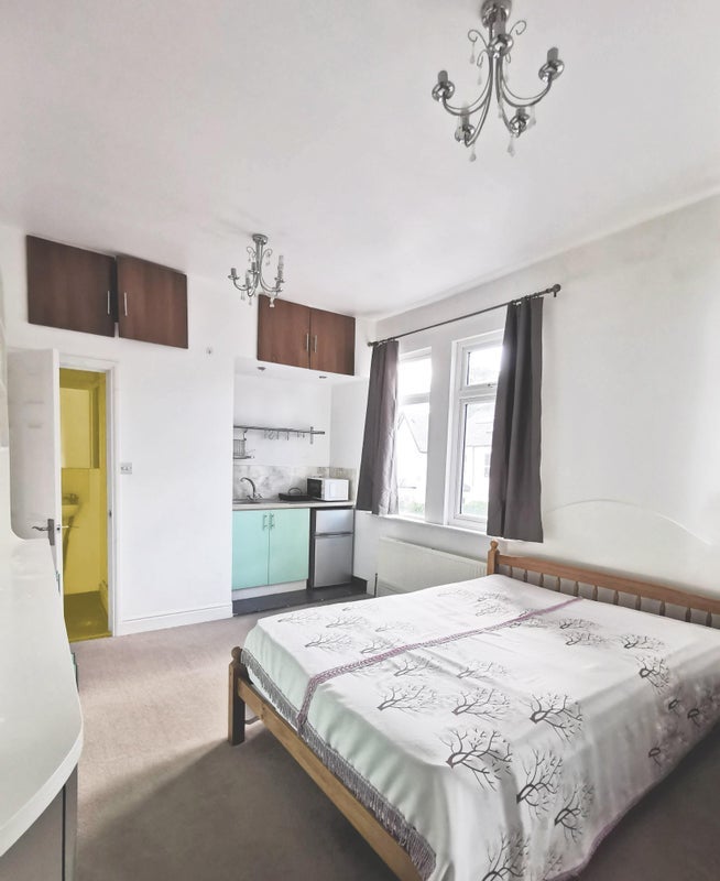 Room Barrow Road in Greater London