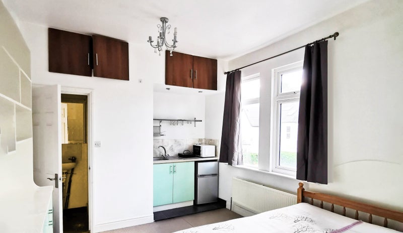 Room Barrow Road in Greater London