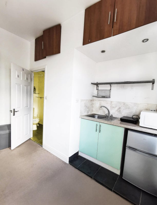 Room Barrow Road in Greater London