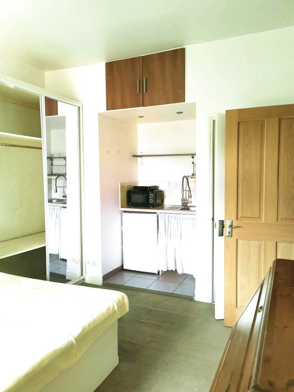 Room Barrow Road in Greater London
