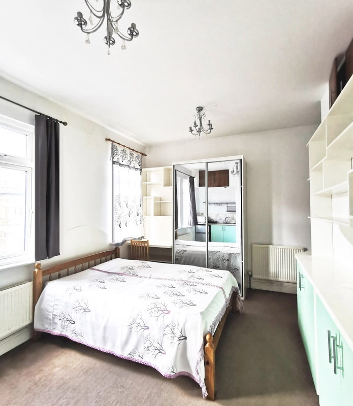 Room Barrow Road in Greater London