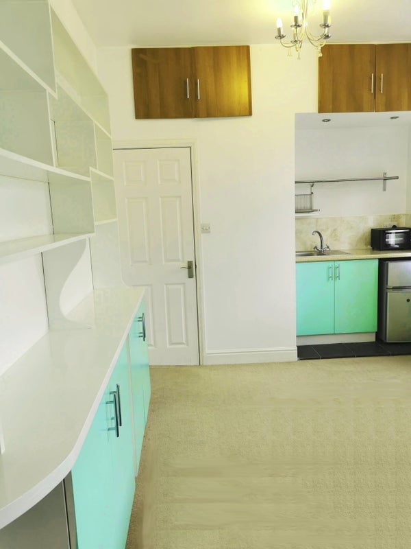 Room Barrow Road in Greater London
