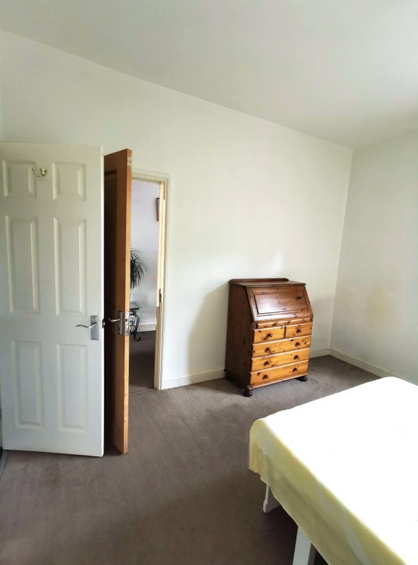 Room Barrow Road in Greater London