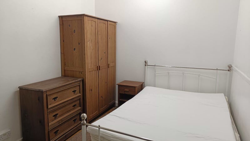 Room Ferndale Road in Bristol