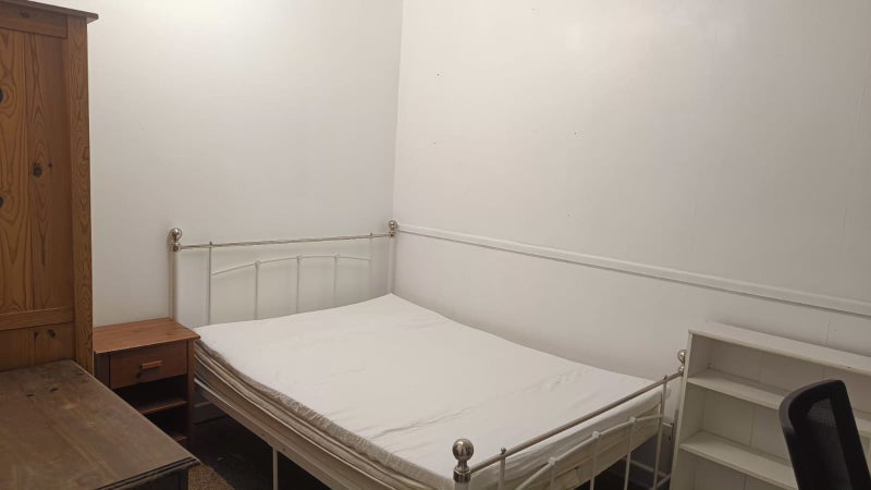 Room Ferndale Road in Bristol
