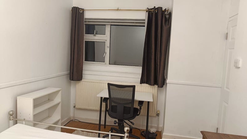 Room Ferndale Road in Bristol