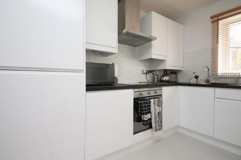 Flat Belton Way in Greater London