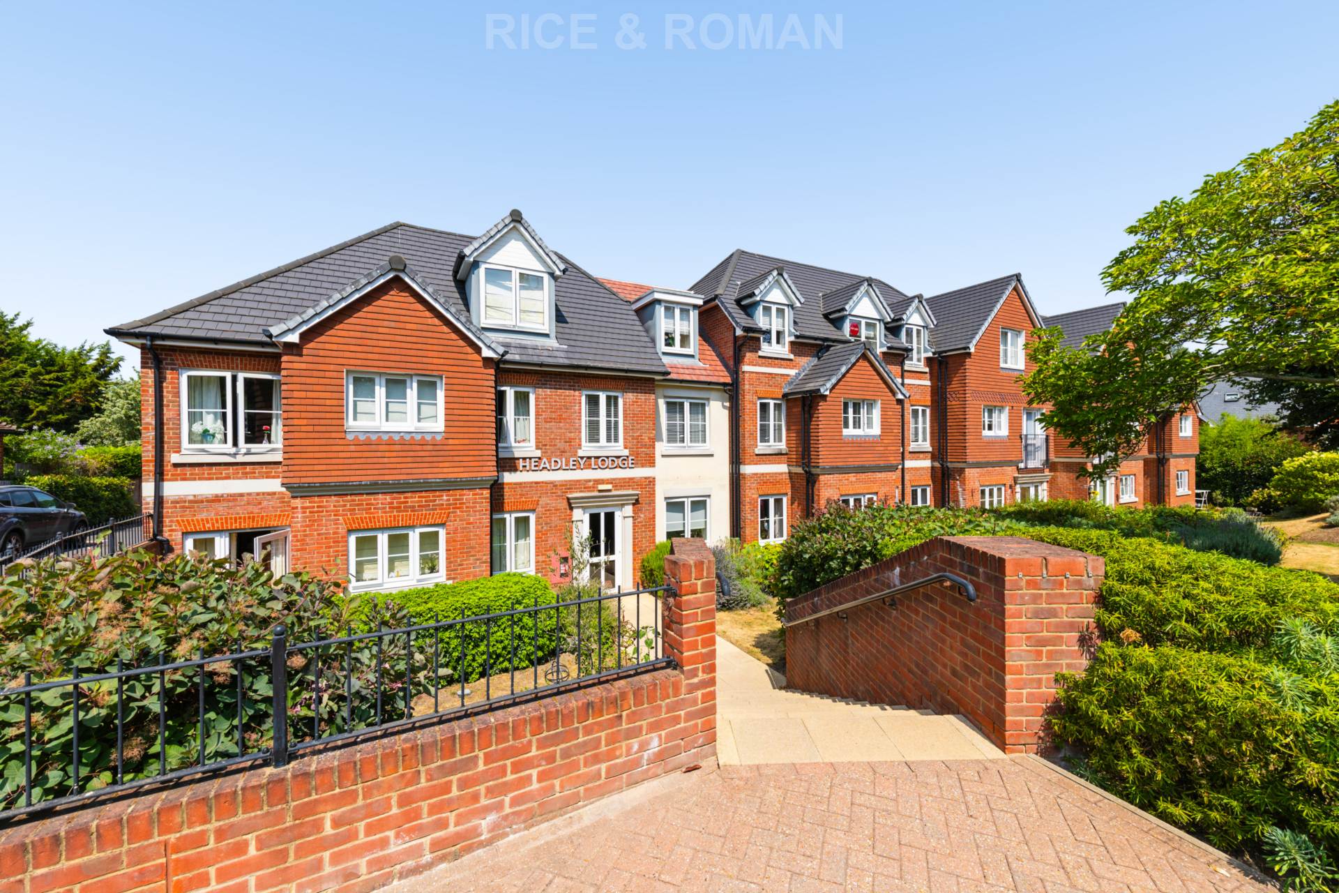 Flat Leatherhead Road in Mole Valley