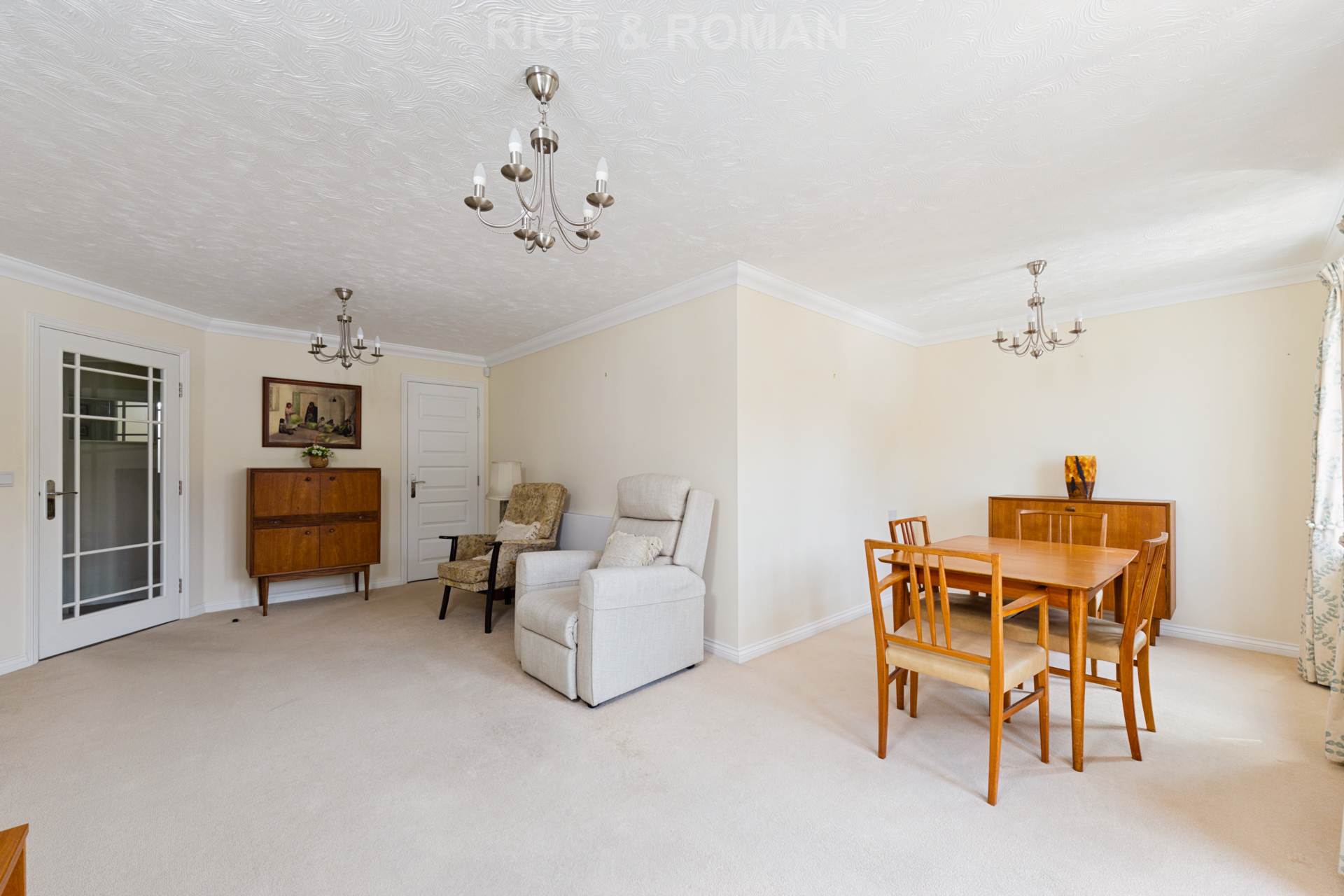 Flat Leatherhead Road in Mole Valley