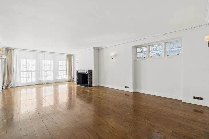 House Boscobel Place in City of Westminster
