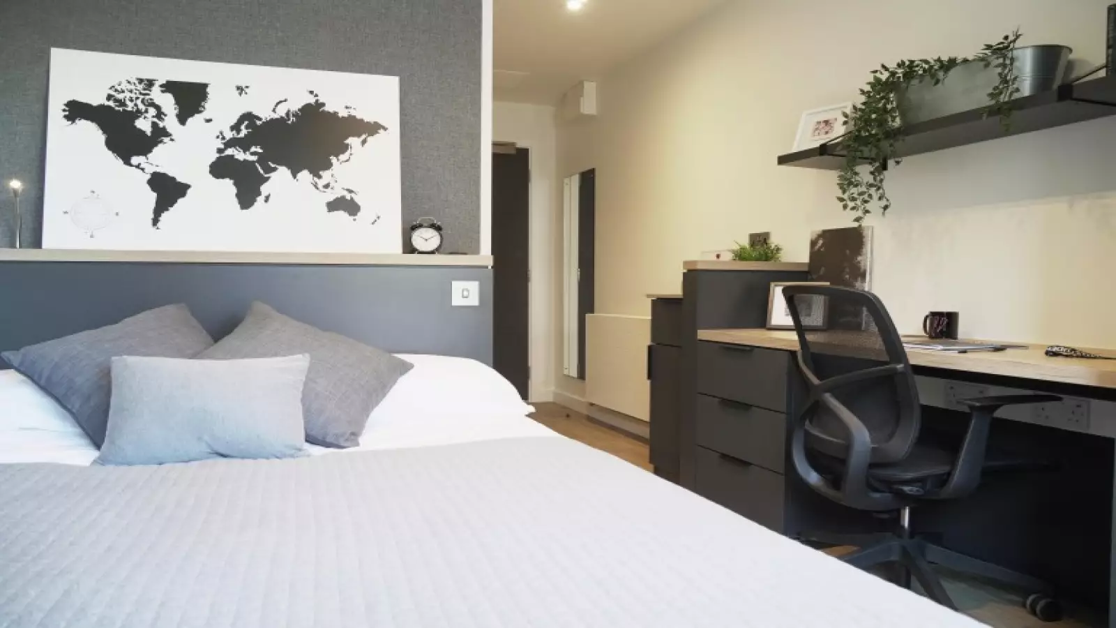 Room Algernon Road in Greater London