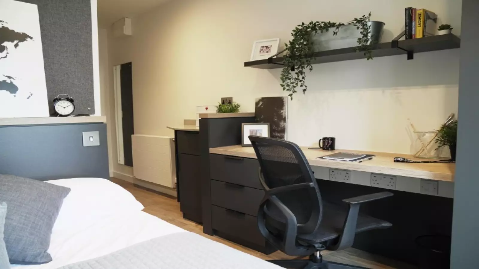 Room Algernon Road in Greater London