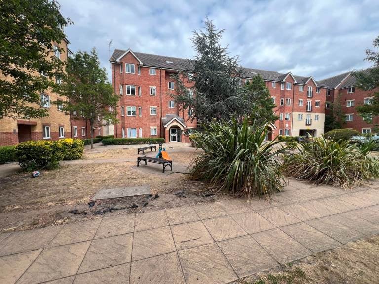 Flat Albert Road in Greater London