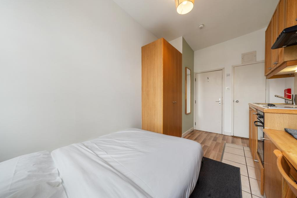Flat Fairholme Road in Greater London