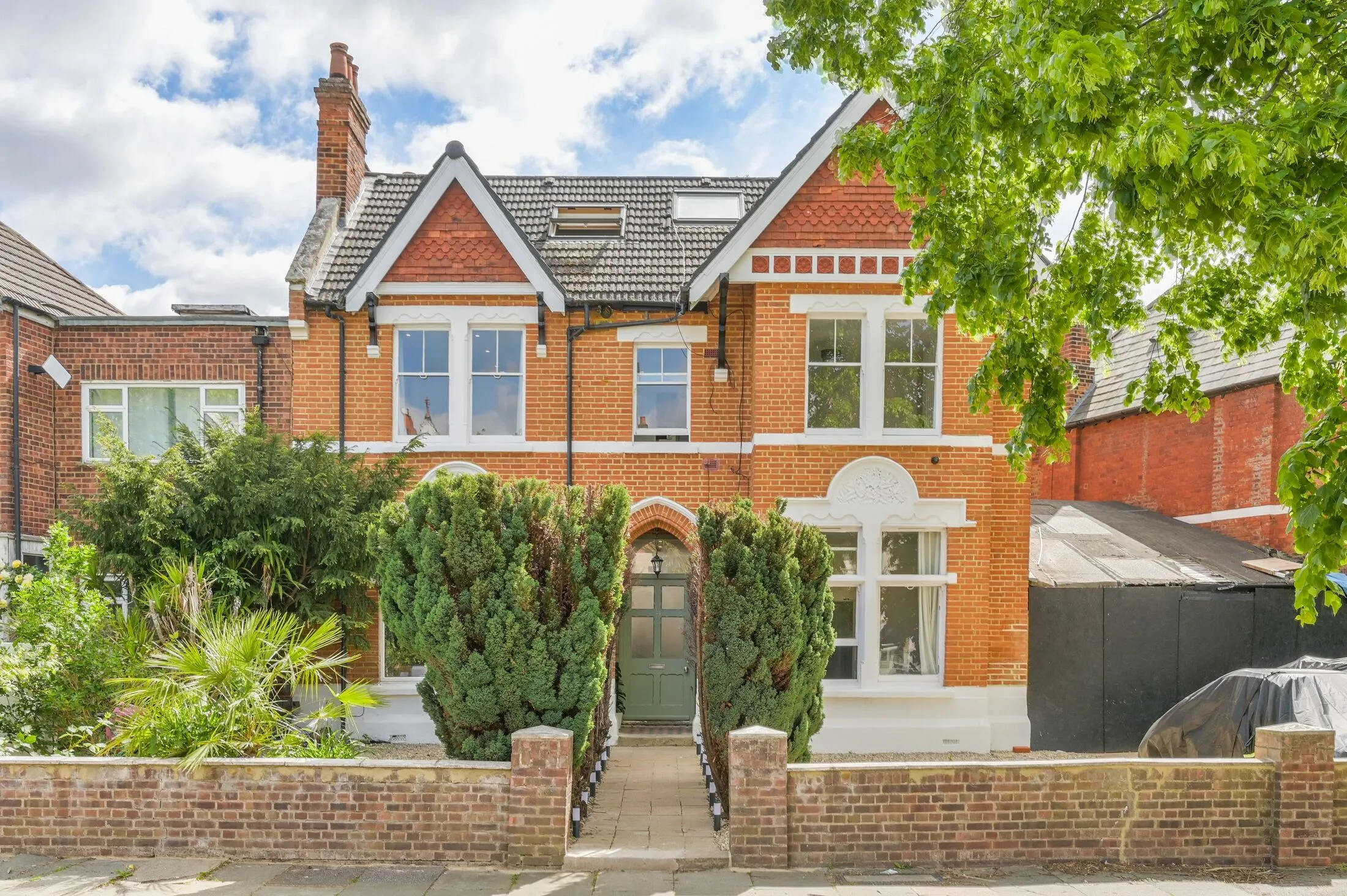 Flat Mount Park Crescent in Greater London