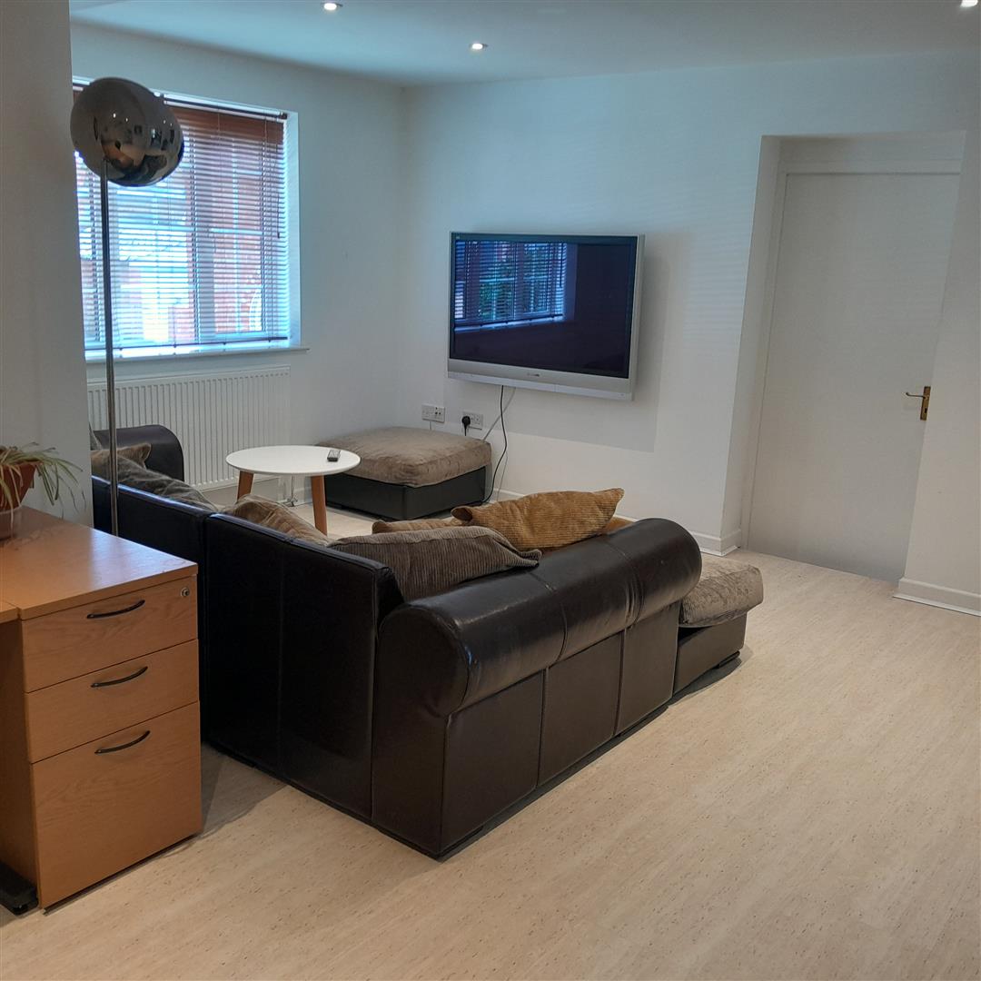 Room Kitchener Road in Amesbury