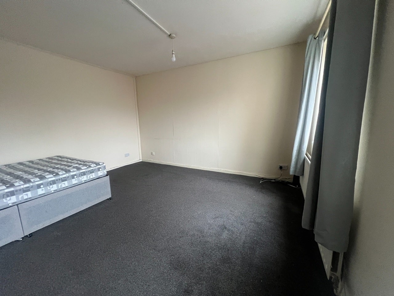 Room Pageant Drive in Dawley