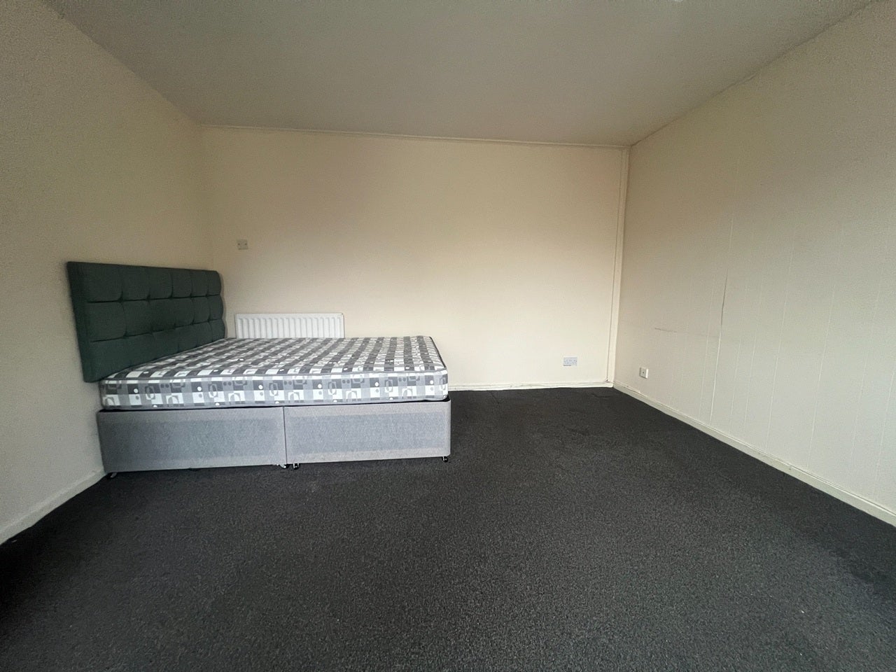 Room Pageant Drive in Dawley