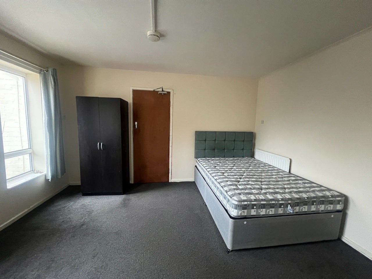 Room Pageant Drive in Dawley