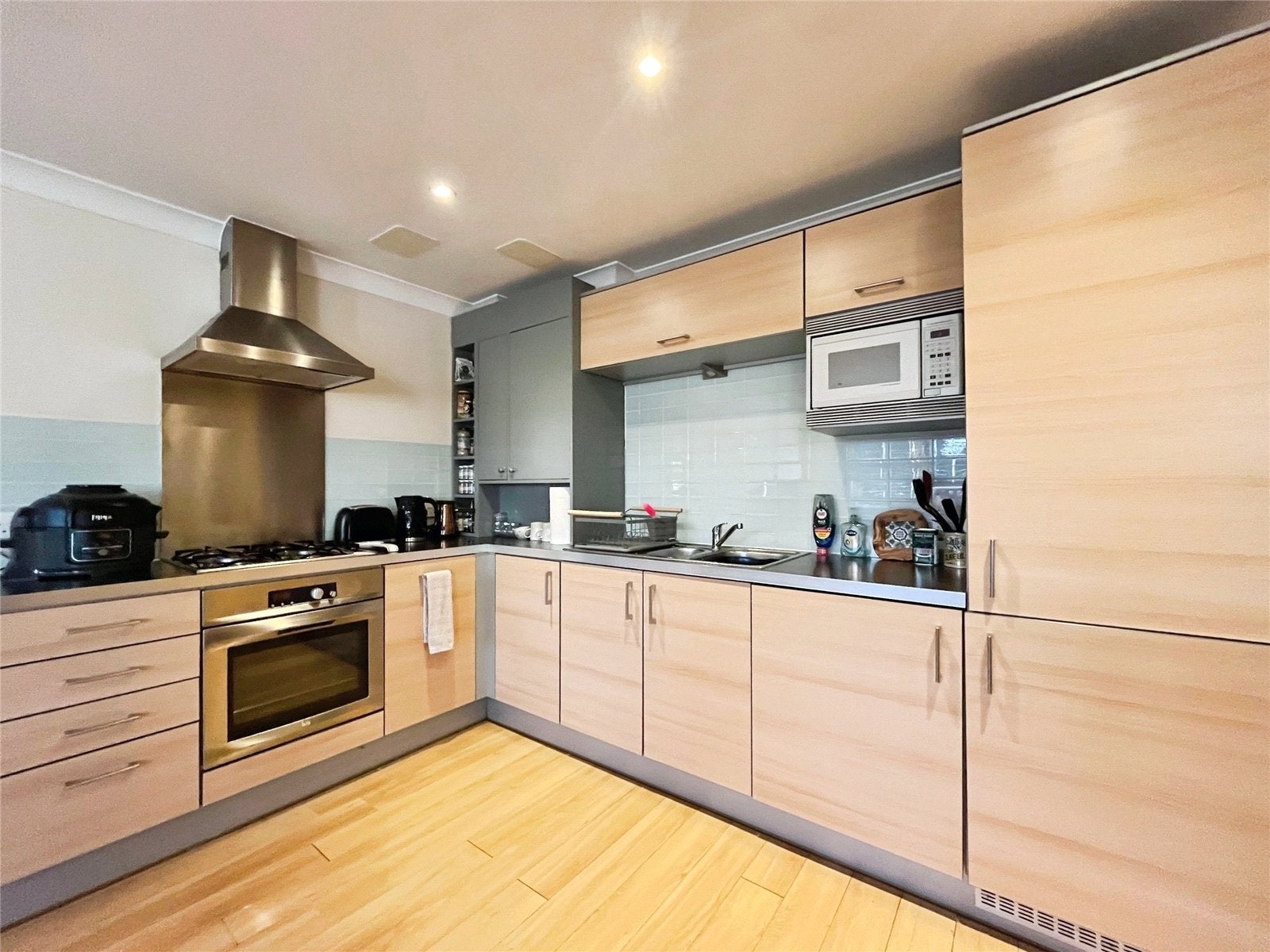 Flat Victoria Mews in Borough of Runnymede