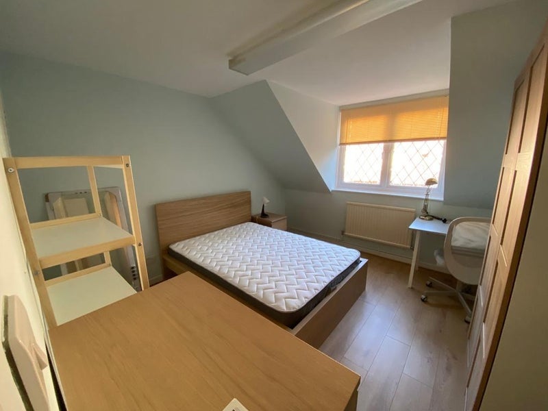 Room Bolingbroke Walk in Greater London