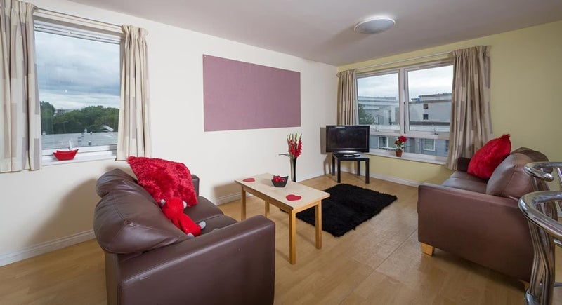 Room Hyde Grove in Manchester