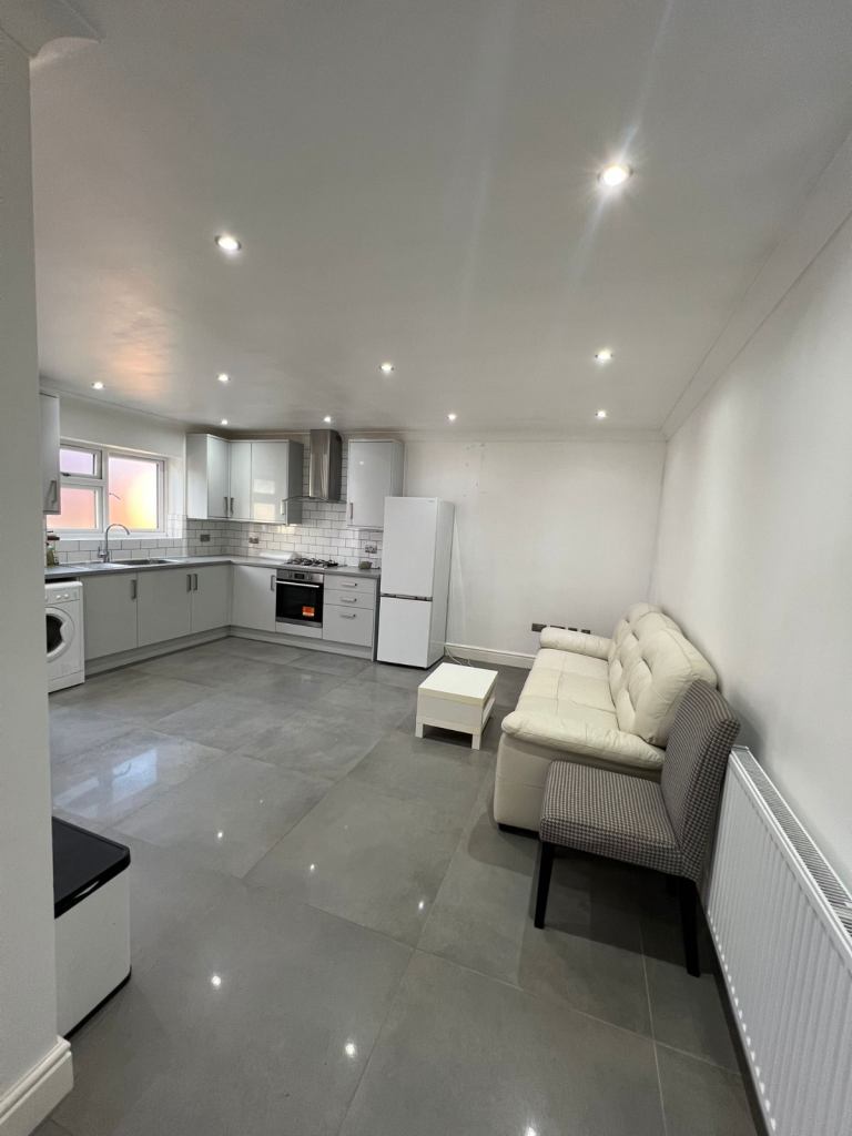 Flat Eastern Avenue West in Greater London