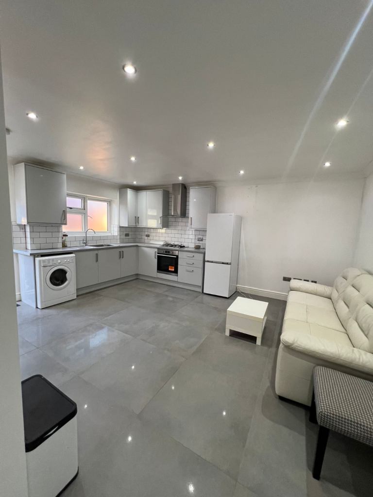 Flat Eastern Avenue West in Greater London