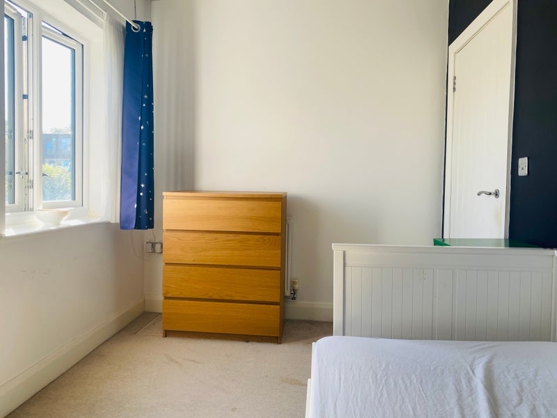Room Wicks Way in Greater London