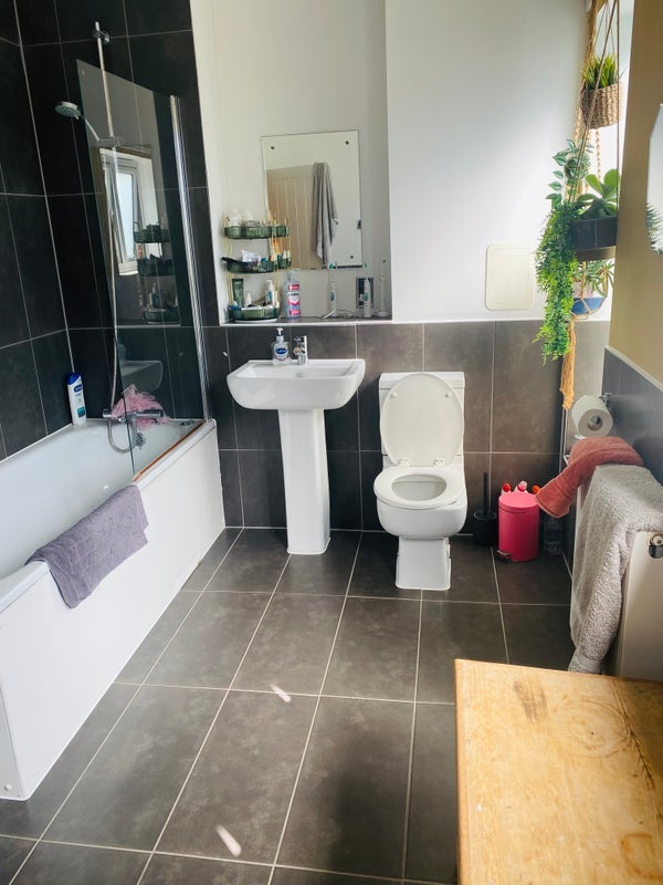 Room Wicks Way in Greater London