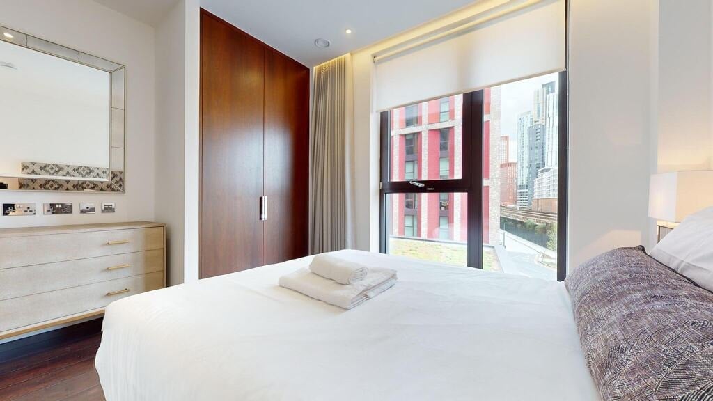 Flat Ponton Road in Greater London
